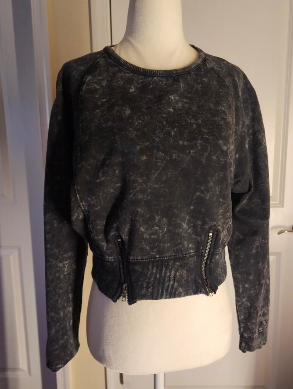 like an angel Washed Black Cropped Sweatshirt with Zipper Details